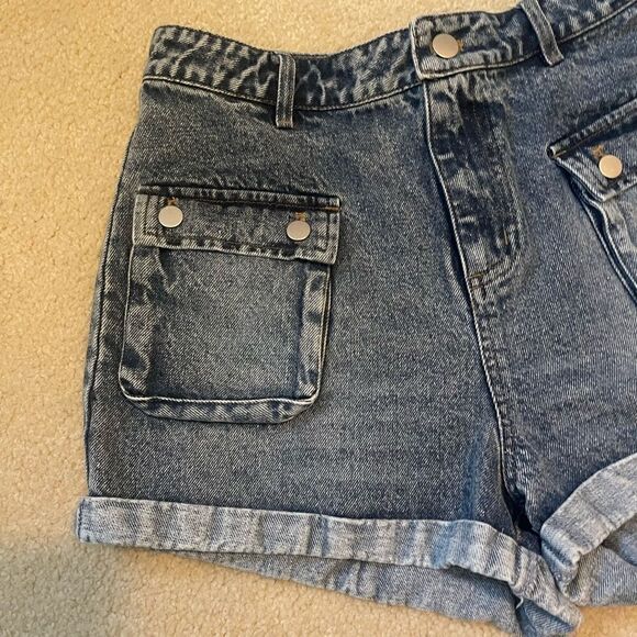 NWOT Rowyn Washed Denim Buttoned Pockets Shorts - Picture 5 of 7